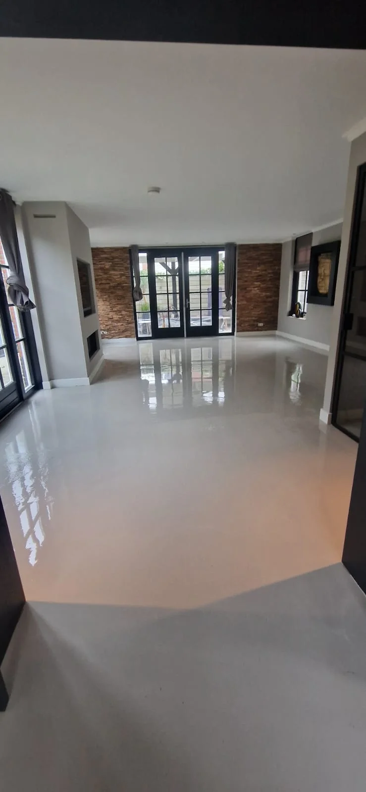 Glanzende gietvloer in moderne woonkamer