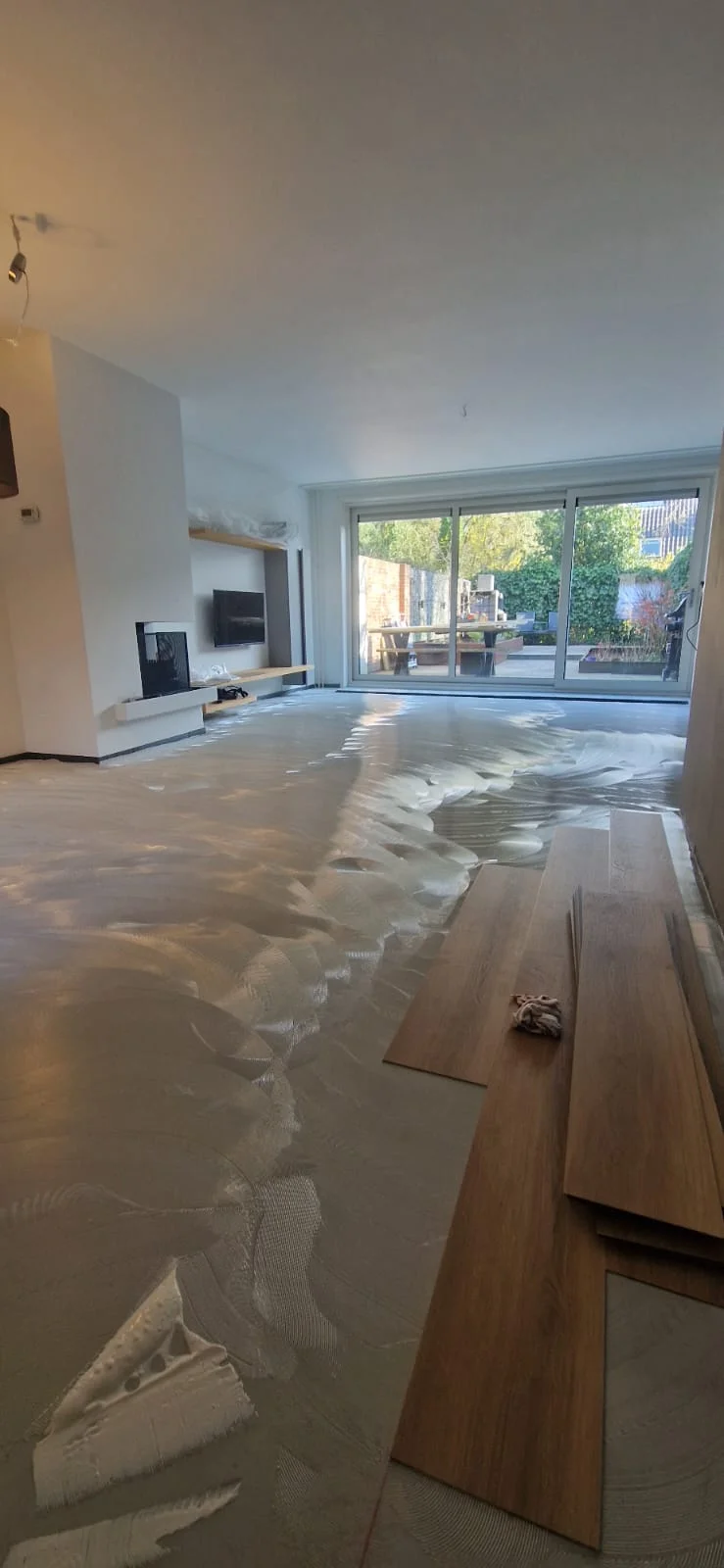 PVC vloer wordt gelegd in moderne woonkamer