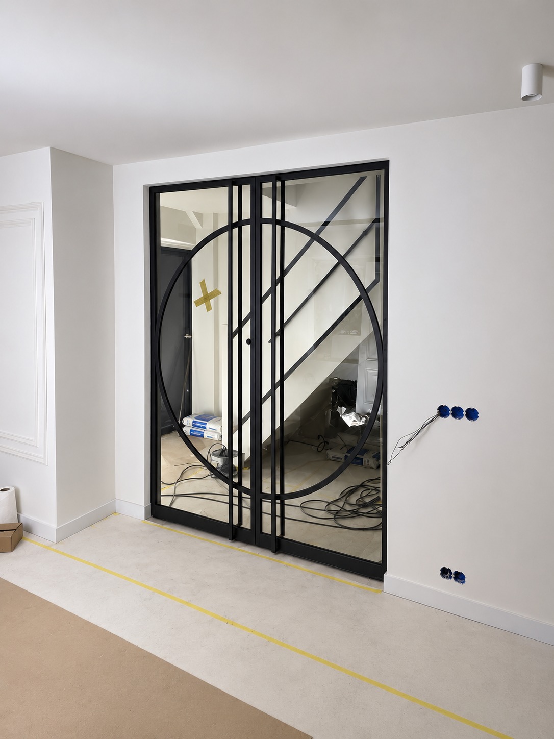 Glazen stalen deur met rond patroon in nieuwbouwwoning