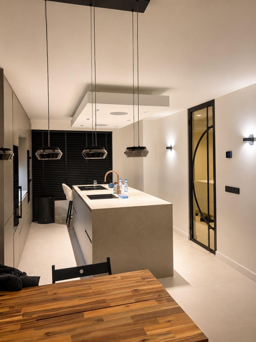 Moderne keuken met strak gestucte wanden en kookeiland