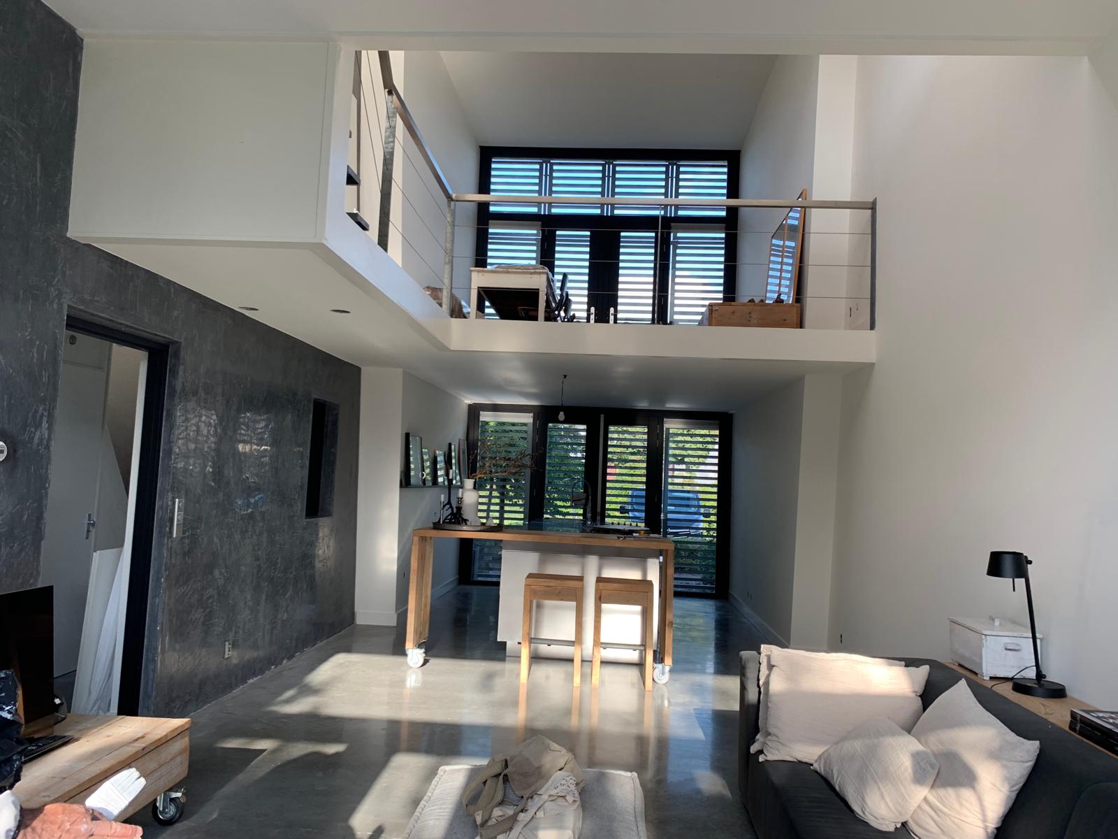 Vide met strak gestucte wanden en modern interieur in nieuwbouwwoning