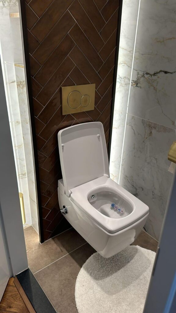 Toilet met visgraattegels en wanden in marmerlook