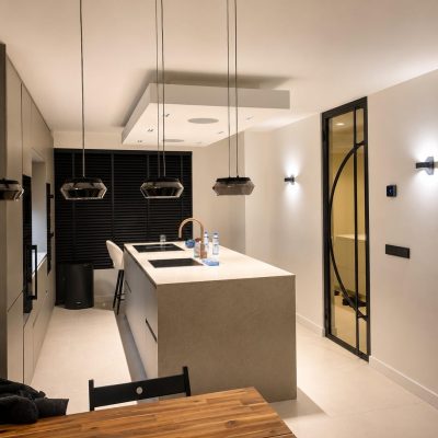 Moderne keuken met strak gestucte wanden en kookeiland