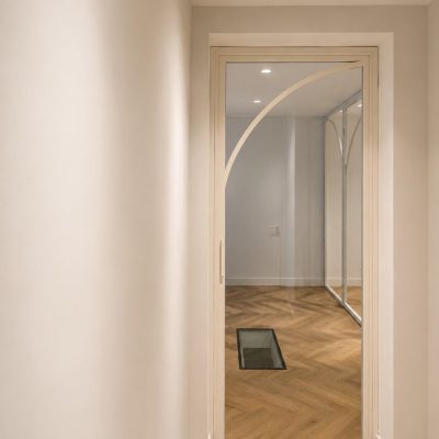 Glazen binnendeur in strak afgewerkte gang