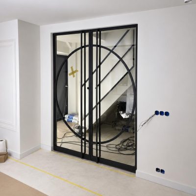 Stalen glazen deur met rond design tijdens afbouwfase