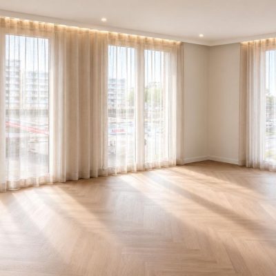 Lege woonkamer met strak gestucte wanden en visgraatvloer