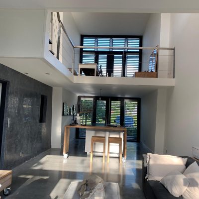 Vide met strak gestucte wanden en modern interieur in nieuwbouwwoning