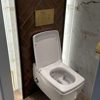 Toilet met visgraattegels en wanden in marmerlook